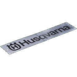 Naklejka, napis Husqvarna umieszczony na pokrywie silnika ridera Husqvarna R213C, R214TC, R214C, R316TX, R316TX AWD.